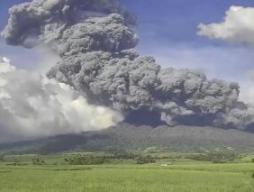 菲律宾发生短暂但严重的火山喷发后，村庄正在进行大规模疏散